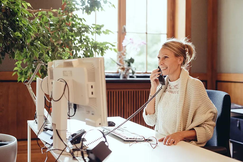 Mitarbeiterin der AdvoNeo Schuldnerberatung bei telefonischer Mandantenbetreuung im Büro.